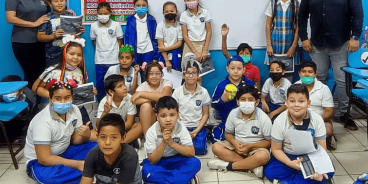 Imparten pláticas a estudiantes de Primaria sobre la importancia del tiburón ballena