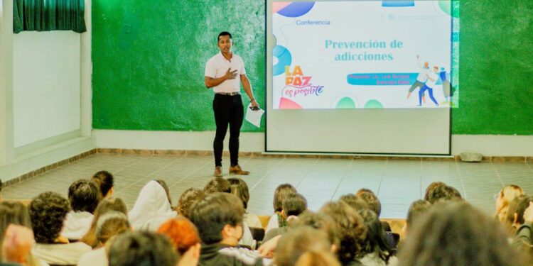 Imparten pláticas a jóvenes sobre prevención de adicciones