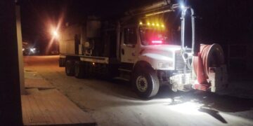 Personal OOMSAPAS atendió el derrame de aguas residuales que afectó la colonia Camino Real