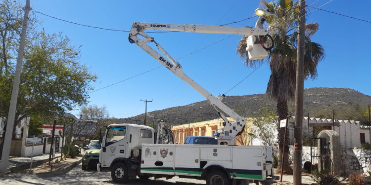 Rehabilita Servicios Públicos 45 luminarias en El Triunfo