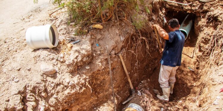 Se encuentra OOMSAPAS La Paz reparando una fuga de agua potable en Colina de la Cruz