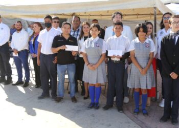Autoridades Municipales entregan $18 mil pesos en efectivo para los 3 equipos de CSL con mejores trabajos del concurso de “Modelado de Arena”