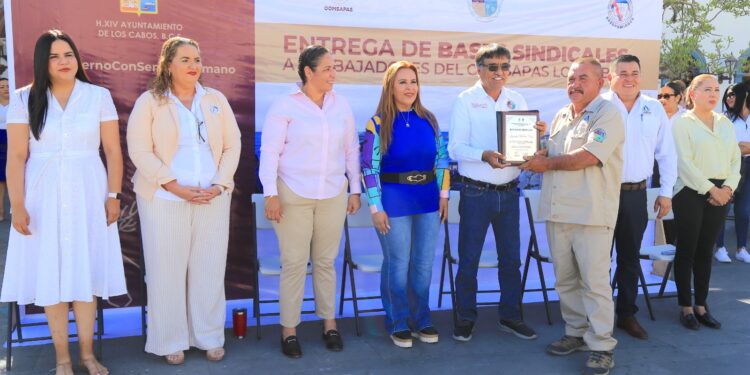 Cumple Gobierno de Los Cabos el compromiso con la justicia laboral; alcalde Oscar Leggs Castro entrega nuevas plazas a personal del Oomsapas