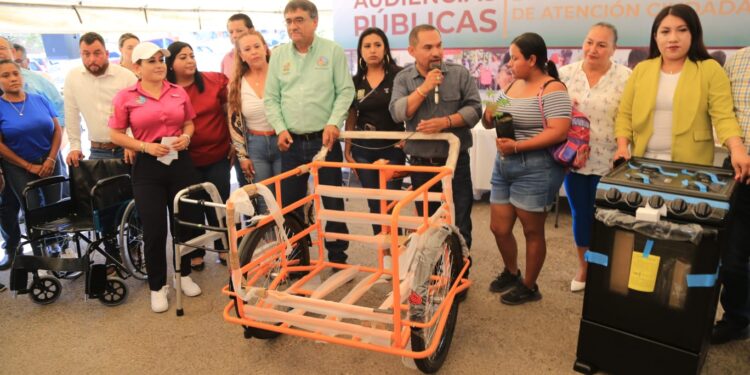 Los apoyos no se detienen en el Gobierno con sentido humano de Los Cabos; Oscar Leggs Castro encabeza las 18º Audiencias Públicas