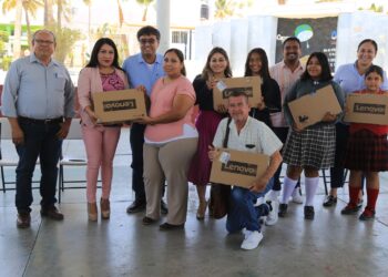 el alcalde de Los Cabos Oscar Leggs Castro, tuvo a bien hacer entrega de diversos apoyos