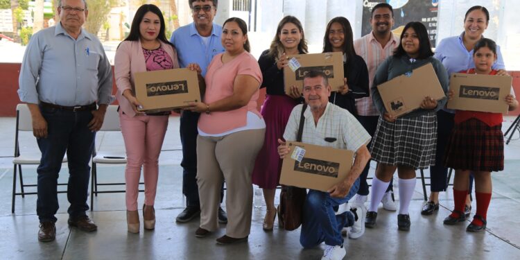 el alcalde de Los Cabos Oscar Leggs Castro, tuvo a bien hacer entrega de diversos apoyos