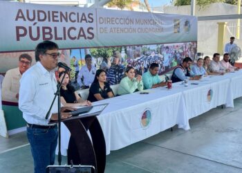 Compromete alcalde Oscar Leggs Castro la rehabilitación del pasto sintético de la cancha de fútbol 7 de la colonia El Zacatal