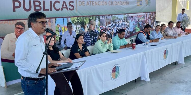 Compromete alcalde Oscar Leggs Castro la rehabilitación del pasto sintético de la cancha de fútbol 7 de la colonia El Zacatal