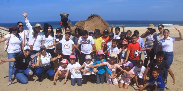 27 niñas, niños y adolescentes del padrón de PAMAR del Sistema DIF son beneficiados con paseo en camello por Cactus Tours&nbsp;