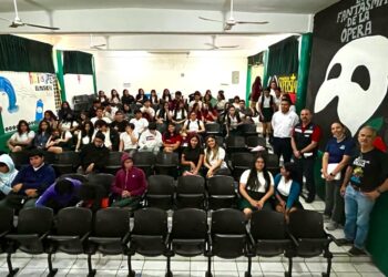 A través de conferencias sobre sensibilización, el equipo de Cultura del Agua comparte el mensaje del cuidado del vital líquido a estudiantes.