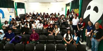 A través de conferencias sobre sensibilización, el equipo de Cultura del Agua comparte el mensaje del cuidado del vital líquido a estudiantes.