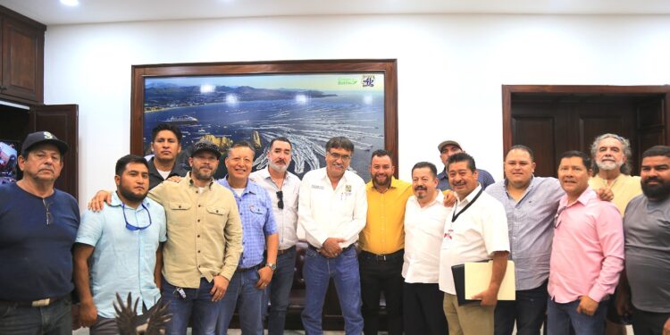 Mantiene alcalde Oscar Leggs Castro la cercanía con todos los sectores labores; escucha y atiende al gremio del transporte de carga