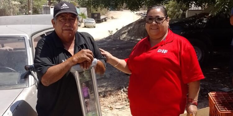 Entrega DIF Los Cabos muletas, andaderas y pañales a la población de SJC
