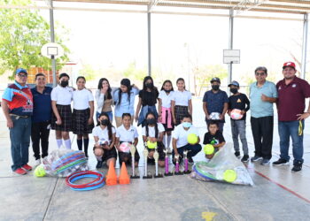 Fomenta Gobierno de Los Cabos la actividad deportiva en la niñez; entregan material en la escuela primaria Mauricio Castro Cota en SJC