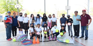 Fomenta Gobierno de Los Cabos la actividad deportiva en la niñez; entregan material en la escuela primaria Mauricio Castro Cota en SJC
