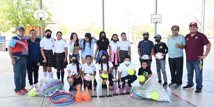 Fomenta Gobierno de Los Cabos la actividad deportiva en la niñez; entregan material en la escuela primaria Mauricio Castro Cota en SJC