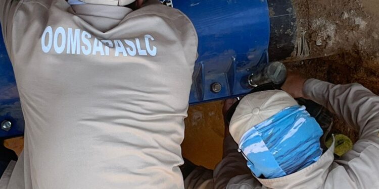 Para asegurar el tandeo de la colonia Leonardo Gastélum en Cabo San Lucas, repara OOMSAPAS Los Cabos fuga sobre Avenida a La Candelaria