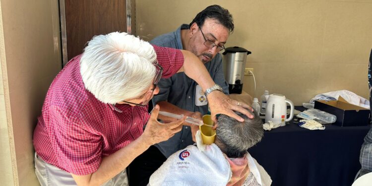 Se llevó a cabo la entrega de aparatos auditivos a través del programa “Auxiliares Auditivos”