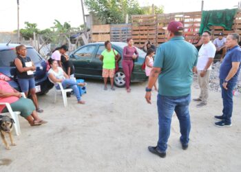 Con el interés de atender las distintas problemáticas que manifiestan habitantes de Mesa Colorada etapa I en Cabo San Lucas, el delegado municipal Raymundo Zamora Ceseña, acudió hasta su colonia para escuchar de la propia voz