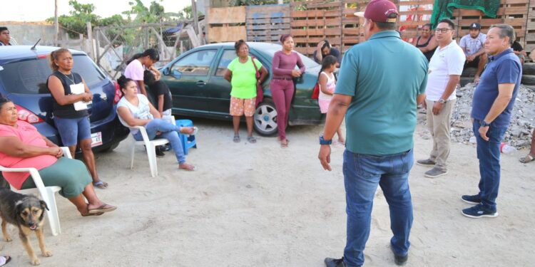 Con el interés de atender las distintas problemáticas que manifiestan habitantes de Mesa Colorada etapa I en Cabo San Lucas, el delegado municipal Raymundo Zamora Ceseña, acudió hasta su colonia para escuchar de la propia voz