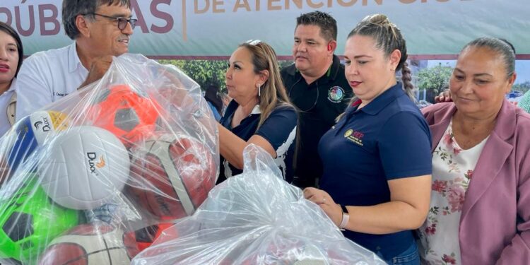 Cumple alcalde Oscar Leggs con la entrega de material deportivo a escuelas de Los Cabos; ya presenta un 40% de avance
