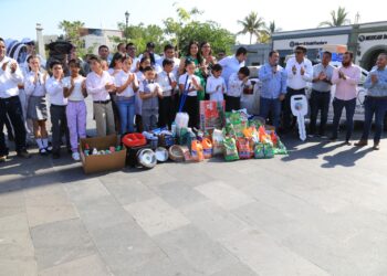 Raúl Verdugo Montaño, recibió por parte del alcalde de Los Cabos, Oscar Leggs Castro un vehículo exclusivo para el Programa Municipal Pro-Anima