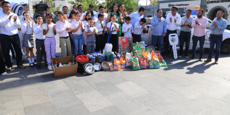 Raúl Verdugo Montaño, recibió por parte del alcalde de Los Cabos, Oscar Leggs Castro un vehículo exclusivo para el Programa Municipal Pro-Anima