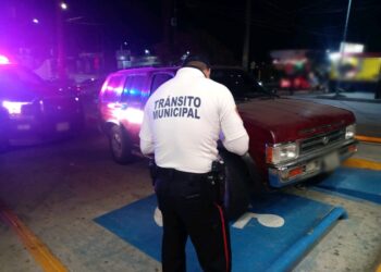 En Los Cabos se sanciona a las personas que no respetan el uso exclusivo de estacionamientos color azul