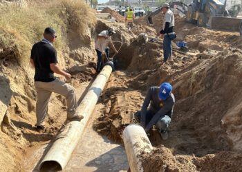 Equipo de Operación y Mantenimiento de OOMSAPAS Los Cabos repara fuga de agua potable sobre la avenida Nicolás Tamaral en Cabo San Lucas
