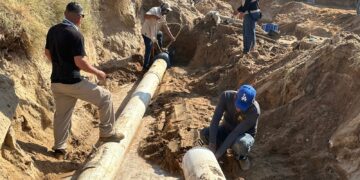Equipo de Operación y Mantenimiento de OOMSAPAS Los Cabos repara fuga de agua potable sobre la avenida Nicolás Tamaral en Cabo San Lucas