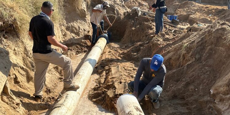 Equipo de Operación y Mantenimiento de OOMSAPAS Los Cabos repara fuga de agua potable sobre la avenida Nicolás Tamaral en Cabo San Lucas