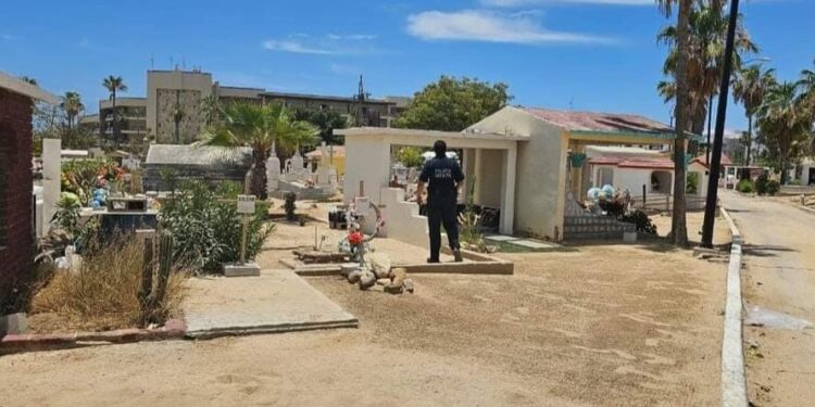Permanecerán operativos de vigilancia en panteones de Los Cabos