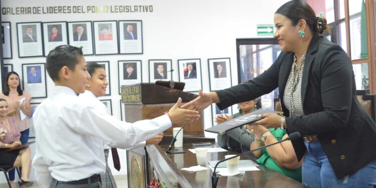 Parlamentarios infantiles del XII Parlamento Infantil de las Niñas y los Niños de México presentan informe de trabajo