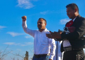 Atiende Ricardo Velázquez a vecinos de la colonia Flores Magón, en Cabo San Lucas; temen ser despojados