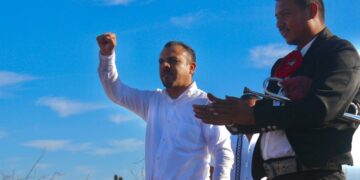 Atiende Ricardo Velázquez a vecinos de la colonia Flores Magón, en Cabo San Lucas; temen ser despojados