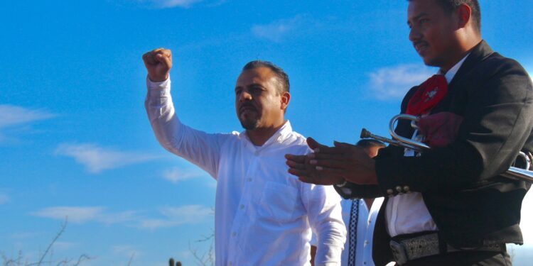 Atiende Ricardo Velázquez a vecinos de la colonia Flores Magón, en Cabo San Lucas; temen ser despojados