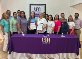 Signan convenio de colaboración la Universidad Mundial y CBTIS 230