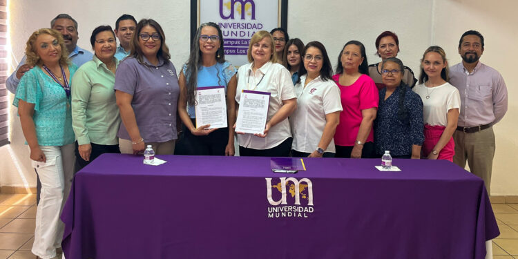 Signan convenio de colaboración la Universidad Mundial y CBTIS 230