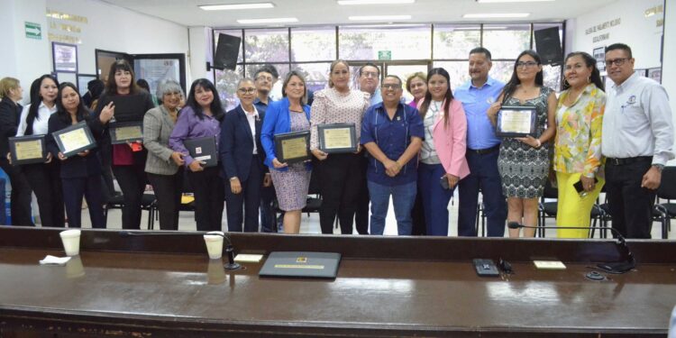 Reconocen Congreso y Sindicato a trabajadoras por 15 a 35 años de servicio