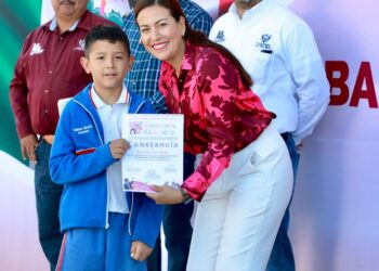 Entrega Alcaldesa de La Paz reconocimientos a ganadores del concurso “Emprende Kids 2023”