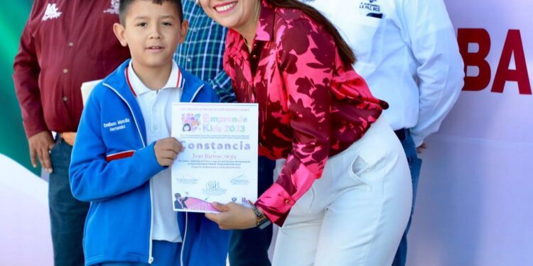 Entrega Alcaldesa de La Paz reconocimientos a ganadores del concurso “Emprende Kids 2023”