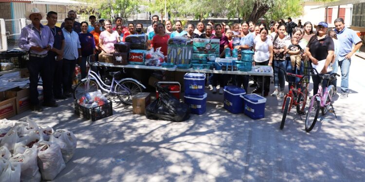 Entrega DIF La Paz 369 apoyos a pobladores de La Soledad