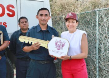 Entrega Presidenta Municipal unidad bombera en Los Barriles