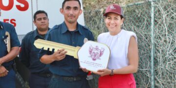 Entrega Presidenta Municipal unidad bombera en Los Barriles