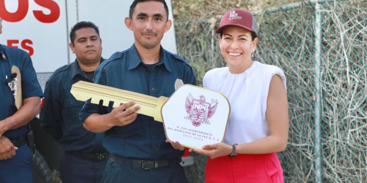 Entrega Presidenta Municipal unidad bombera en Los Barriles