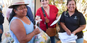 Entregan apoyos alimentarios a 20 familias en Los Planes