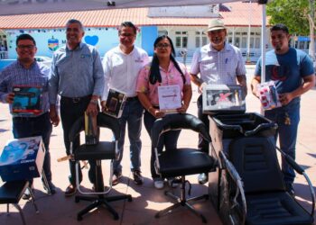 En Mulegé, Gobierno del Estado entrega apoyos para el autoempleo