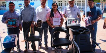 En Mulegé, Gobierno del Estado entrega apoyos para el autoempleo