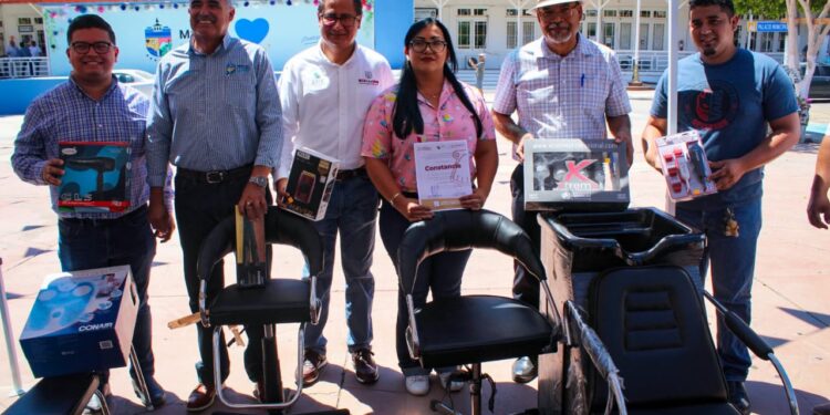 En Mulegé, Gobierno del Estado entrega apoyos para el autoempleo