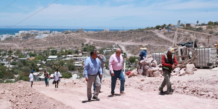 GOBERNADOR SUPERVISA OBRAS DE PAVIMENTACIÓN EN LA PAZ